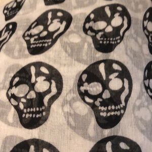 Scarf sheer large with skulls